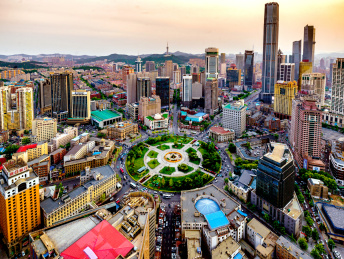 中国辽宁省大连市中山广场高视角傍晚