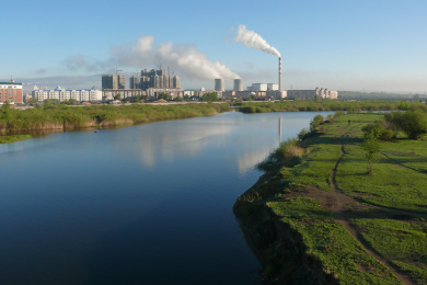 内蒙海拉尔城市内河两岸风光建筑与烟囱