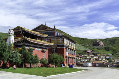 阿坝州红原县麦洼寺侧面照