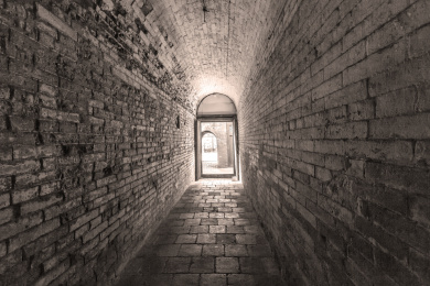 中国山西省平遥古城内华北第一镖局博物馆古民居院落间的拱形通道