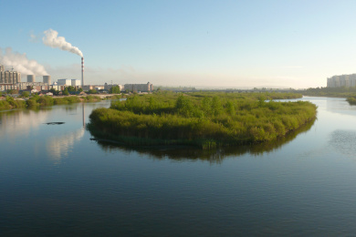 内蒙古海拉尔城市内河两岸风光建筑