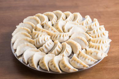 托盘上整齐摆放的手工鲜肉水饺