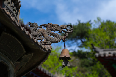 中国辽宁省鞍山市千山风景区五龙宫香炉上的风铃