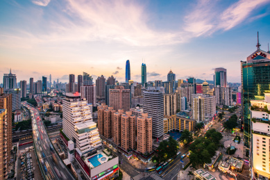 中国深圳罗湖傍晚时的城市天际线风光
