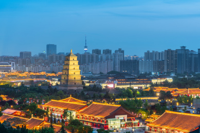 中国西安大雁塔和市区的现代建筑夜景