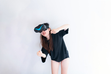 戴着VR眼镜做动作的亚洲女孩