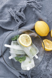 桌子上夏天解暑降温必备的雪糕