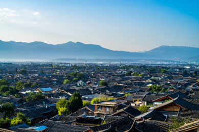 白天的中国云南省丽江古城自然风光