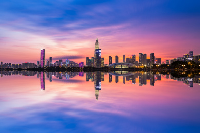 中国广东省深圳湾公园城市天际线夜景
