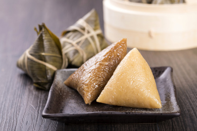 用江米和各种馅料制作的端午节传统食品粽子