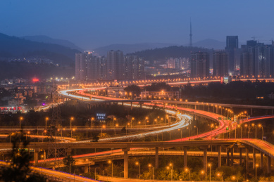 中国云南昆明碧鸡关立交桥夜景