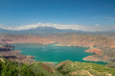 俯视青海省尖扎县坎布拉国家森林公园中的湖面