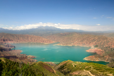 俯视青海省尖扎县坎布拉国家森林公园中的湖面