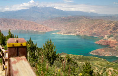 俯视青海省尖扎县坎布拉国家森林公园中的湖面