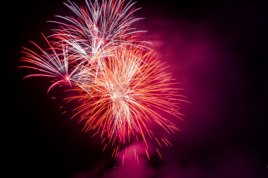 明亮多彩的烟花在夜空中，艺术礼花