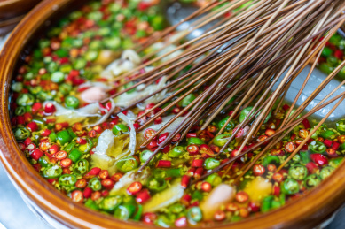 陶器钵里的中国四川传统美食香辣钵钵鸡