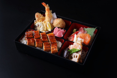 黑方盒子里的日本料理烤鳗鱼生鲜片炸虾球配蔬菜便当套餐