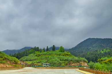 阴天时青海省尖扎县坎布拉国家森林公园里的景色