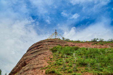 夏天青海省尖扎县坎布拉国家森林公园里的山体
