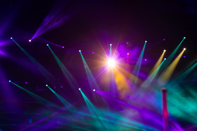 摇滚舞台上的五彩灯光