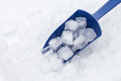 大量冻结的冰块