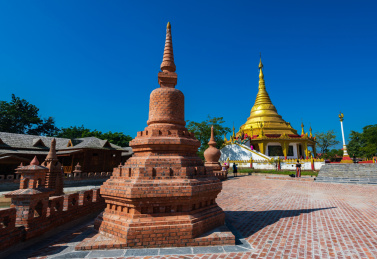 蓝天下的红砖塔与金塔--中国云南省德宏州瑞丽市一寨两国景区