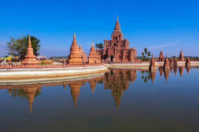 碧水蓝天下的红砖佛塔--中国云南省德宏州瑞丽市一寨两国景区