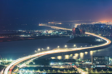 中国广东省深圳市沿江高速夜景