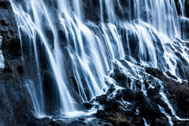中国四川省西部山区九寨沟诺日朗瀑布