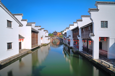 中国佛山南海影视城内江南水乡古式建筑与湖面