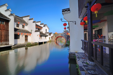 中国佛山南海影视城内江南水乡古式建筑与湖面