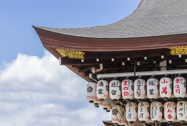 日本京都伏见稻荷大社阳光下的屋檐特写