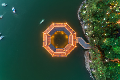 航拍公园湖中央的环形回廊小景