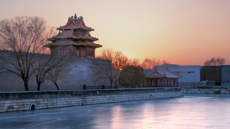 中国北京市故宫博物院角楼与结冰的护城河