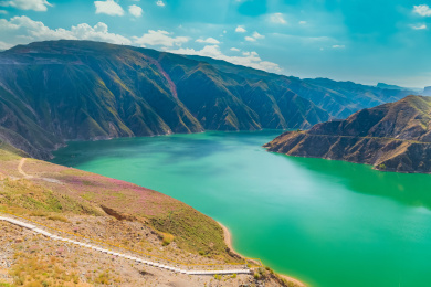 青海省尖扎县坎布拉国家森林公园里的水库