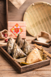 中国风场景中 端午节传统美食粽子