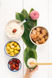 白色桌子上制作端午节美食——粽子