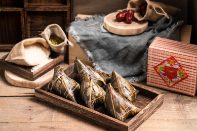 中国风场景中 放在托盘上的端午节美食粽子