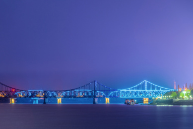 中国辽宁丹东鸭绿江断桥夜景