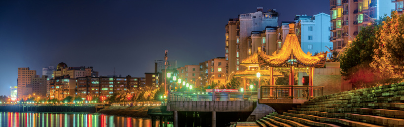 中国辽宁丹东鸭绿江沿岸夜景