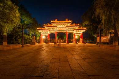 山东济南大明湖景区的夜景