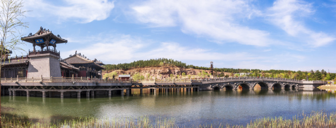 中国山西大同云冈石窟景区灵岩寺与石拱桥全景图