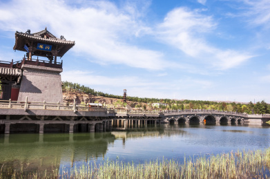 中国山西大同云冈石窟景区灵岩寺东侧石拱桥风光