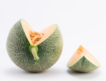 切开的哈密瓜在白色的背景上