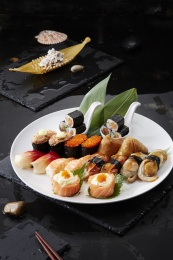 美味的日本料理，寿司拼盘。在黑色的背景