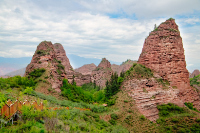 夏天青海省尖扎县坎布拉国家森林公园里的山峰