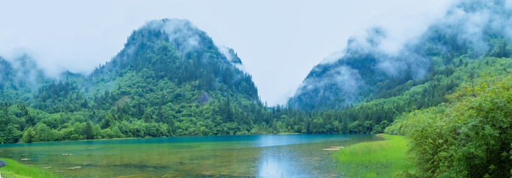 九寨沟自然风景区山谷中的湖泊和树木