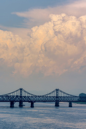 中国东北辽宁丹东鸭绿江断桥上空升起红色云彩