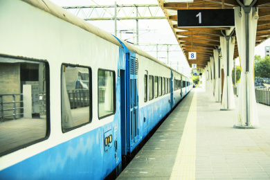 中国台湾东部一个小火车站停靠的老式火车