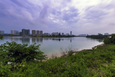 中国湖南省衡阳市中心城区湘江河道中的东洲岛全景